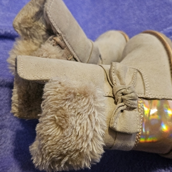 MAGELLAN OUTDOORS Little Girls Pink Holographic Designed fur boots sz7 - Picture 8 of 10